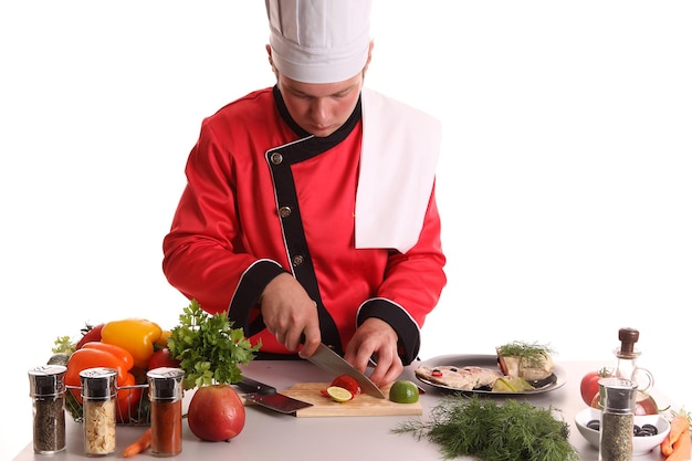 Szef kuchni przygotowuje potrawę